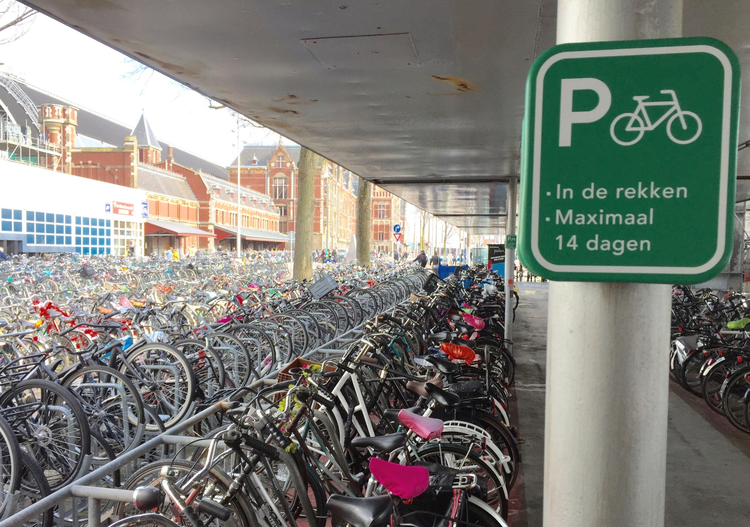 Ausreichend Fahrradabstellplätze sind in den Niederlanden Standard an Bahnhöfen und öffentlichen Plätzen.