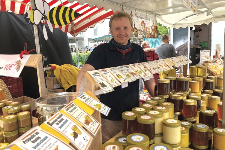 Timo Kraus verkauft Honig - und Hagebuttenmark - wie seine Vorfahren. Foto Isabella Hafner