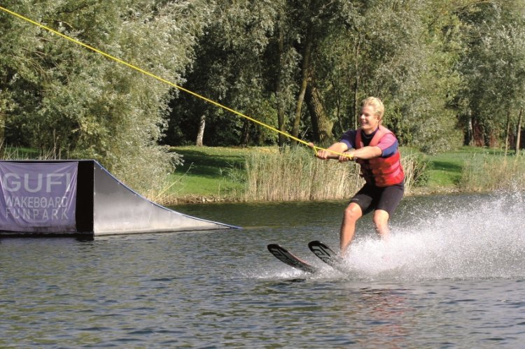 Sommervergnügen: Mit den Wasserski über den Gundelfinger See flitzen!