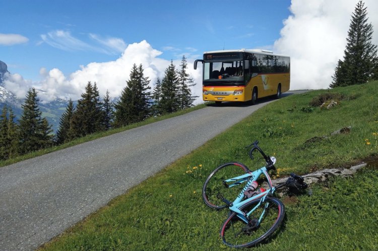 Das Postauto schafft in der Schweiz Verbindungen, soweit die Straßen reichen (Bild: pixabay.com)