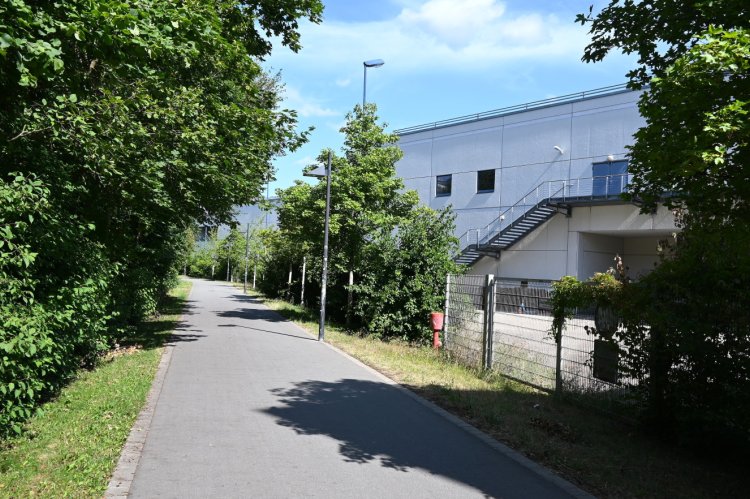 Die Umgestaltung des Blautalcenters soll so umweltfreundlich wie möglich sein.  Aus diesem Grund werden Teile der vorhandenen Betonskelettstruktur erhalten  und die kleine Blau (versteckt in den Büschen links) mit einer Uferpromenade aufgewertet. Foto: Stefan Loeffler
