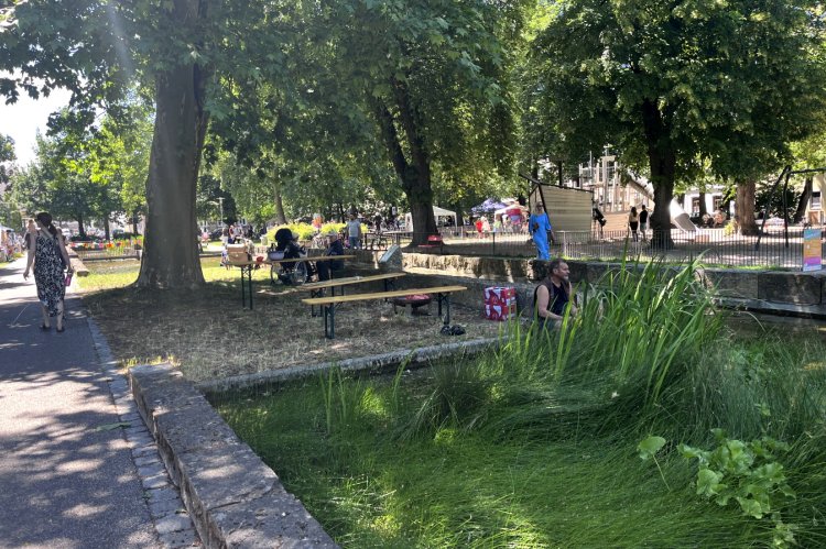 Der Karlsplatz - viel Grün am Boden, viel Grün von oben. In diesem Ambiente ist hier angesagt: spielen, entspannen, saufen. Fotos: Isabella Hafner 
