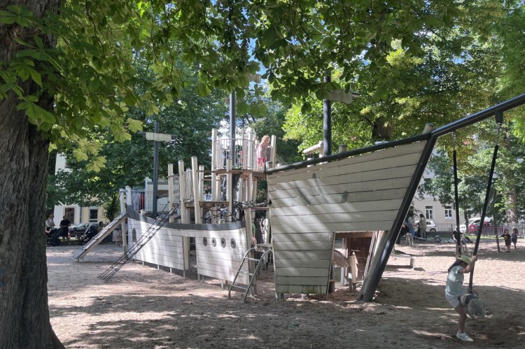 Das im feinen (und sauberen) Sand gestrandete Piratenschiff wird gerne von unzähligen Kindern gekapert. Fotos: Isabella Hafner 