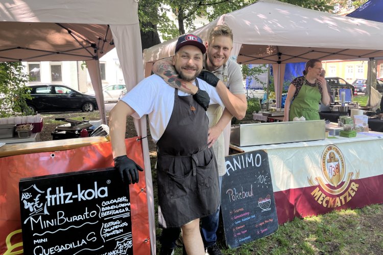 Die Gastronomen Jan Jankovsky vom Hungry Turtle und Ole Lück- städt vom Café Animo halten zusammen und wollen für ihren Karls- platz eine gute Zukunft. Fotos: Isabella Hafner 