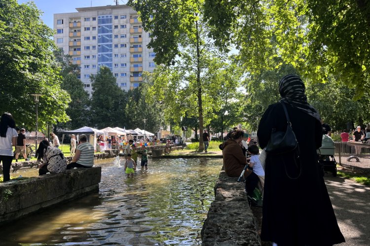 Ein kleiner Kanal trennt die zwei Sphären des Karlsplatzes. Hier die jungen Familien  - dort Menschen, die mit dem Leben nicht immer leichtes Spiel hatten. Fotos: Isabella Hafner 