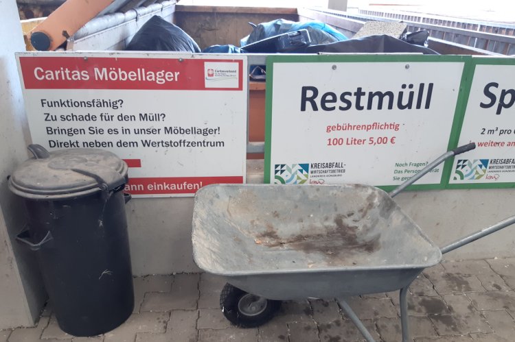 Im Wertstoffzentrum nebenan weisen Schilder auf die Möbel-Retter hin. Fotos: G. Blickle