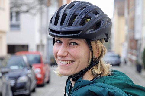 Larissa Heusohn lenkt, der Helm denkt (mit). Ein integrierter Notruf-Sensor würde  bei einem schweren Sturz auf ihren Standort aufmerksam machen. Foto: Stefan Loeffler