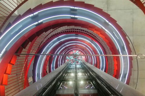 Die Zentralbibliothek ist eine der Stationen, zu denen die digitale Schnitzeljagd  „Global denken, lokal entdecken“ führt. Im Bild ist das markante Treppenhaus aus  der Vogelperspektive zu sehen. Foto: Petra Schmitz