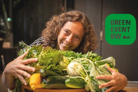 Bei der Ulmweltwoche, die den Button des Green Event BW trug, gab es viele Mög- lichkeiten der Natur ganz nahe zu sein. Zum Beispiel präsentierte die Solidarische  Landwirtschaft Ulm ihr frisch geerntetes Gemüse.  Foto: Ralf Hinz