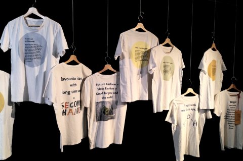 Die T-Shirt-Ausstellung thematisierte menschenunwürdige Arbeitsbedingungen und rief dazu auf, das eigene Verhalten zu hinterfragen.