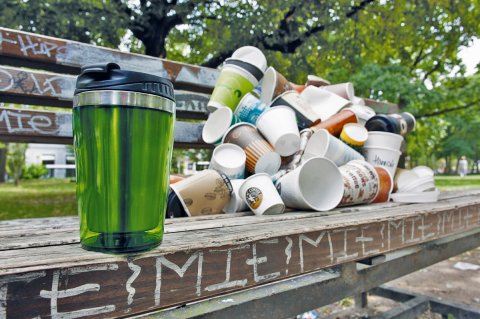 Der eigene Kaffeebecher spart Unmengen von Verpackungsmüll. Foto: Sascha Krautz © DUH