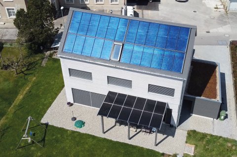 Solarhaus Bätterkinden (Schweiz), 52 Quadratmeter Solarfläche decken 80 Prozent des Wärmebedarfs. Foto: Jenni Energietechnik