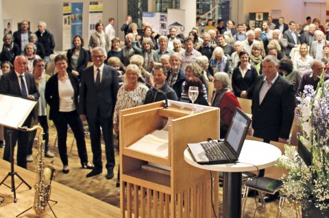Die Feier zum 20jährigen Jubiläum fand 2019 mit rund 200 Teilnehmenden im Stadthaus statt, die sich für dieses "Gruppenbild der Aktiven" von ihren Plätzen erhoben. Links im Bild unter anderem die damalige Vorsitzende Regina Zeeb mit Alt-OB Ivo Gönner und OB Gunter Czisch.