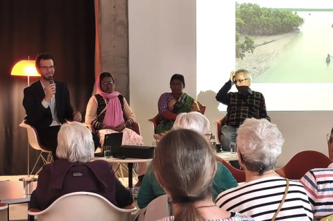 Die Gäste aus Bangladesch berichteten über die Folgen der Klimakrise in ihrem  Land und ihre Erfahrungen mit Anpassungsstrategien.  Von links nach rechts: Jamuna Rani, Sukanto Sen, Asmaul Husna.  Foto: Dagmar Leboch