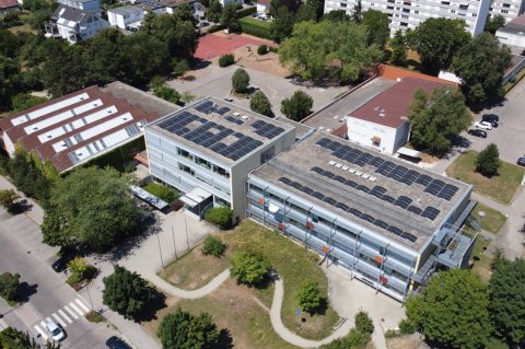 Die Anlage auf der Erich-Kästner-Schule in Neu-Ulm ging im August 2025 in Betrieb und liefert ca. 90.000 kWh Strom pro Jahr. Foto: Michael Osswald