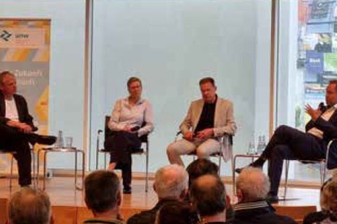 V.l.n.r.: Wie nachhaltig ist unsere Region? Darüber sprach der Ulmer Journalist Stefan  Loeffler mit Katrin Albsteiger, Heiner Scheffold und Martin Ansbacher im Stadthaus.  Foto: Andrea Lippert