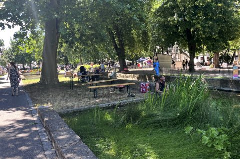 Der Karlsplatz - viel Grün am Boden, viel Grün von oben. In diesem Ambiente ist hier angesagt: spielen, entspannen, saufen. Fotos: Isabella Hafner 