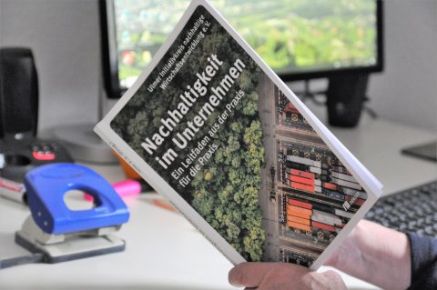 Das unw-Buch „Nachhaltigkeit im Unternehmen“ erklärt Schritt für Schritt die effiziente Umsetzung nachhaltigen Wirtschaftens.  Foto: Stefan Loeffler