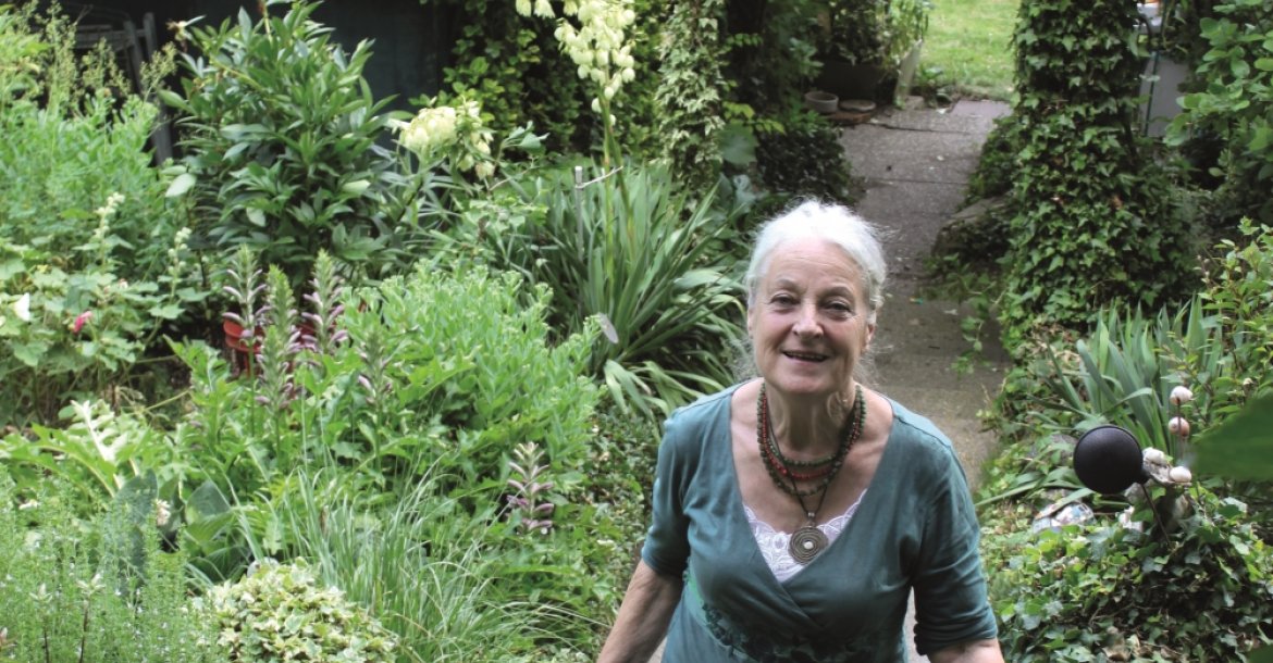 Annette Mennignhaus in ihrem idyllischen Garten. Foto: Isabella Hafner