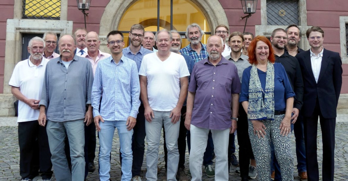 Die 19 Gründungsmitglieder der Donau-Energie vor dem Schwörhaus. Foto: Anton Köszegi