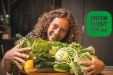 Bei der Ulmweltwoche, die den Button des Green Event BW trug, gab es viele Mög- lichkeiten der Natur ganz nahe zu sein. Zum Beispiel präsentierte die Solidarische  Landwirtschaft Ulm ihr frisch geerntetes Gemüse.  Foto: Ralf Hinz