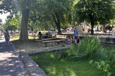 Der Karlsplatz - viel Grün am Boden, viel Grün von oben. In diesem Ambiente ist hier angesagt: spielen, entspannen, saufen. Fotos: Isabella Hafner 