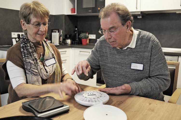 Spaß am Ausprobieren. Doris und Karl-Heinz Knoll testen einen elektronischen Tablettenspender.  Foto: Stefan Loeffler 