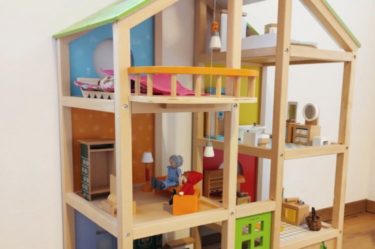 Mit einem Puppenhaus aus Holz kann über Generationen hinweg gespielt werden. Foto: Isabella Hafner