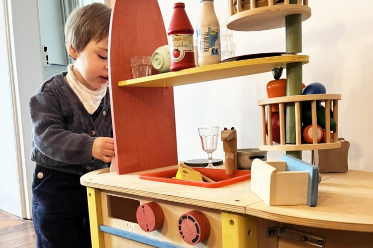 Eine Spielküche lädt zum Nachspielen von Alltagssituationen ein. Foto: Isabella Hafner