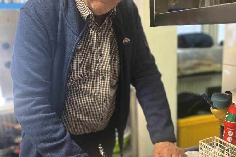 Günther Fröscher koordiniert seit 1,5 Jahren das Kochteam im DRK Übernach- tungsheim. Foto: Isabella Hafner