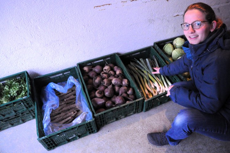 Lucia Breckerbohm stellt einen Teil ihrer Garage am Kuhberg als Gemüsedepot der SoLaWi Donau-Iller zur Verfügung.