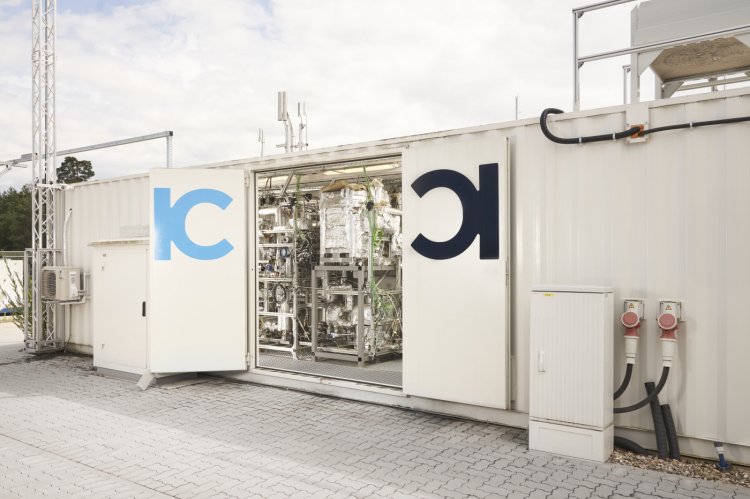 Power to Liquid im Container: Die neue Kompaktanlage im Energy Lab 2.0 holt sich  CO2 direkt aus der Luft. Foto: Amadeus Bramsiepe © copyright by Karlsruher Institut für Technologie 
