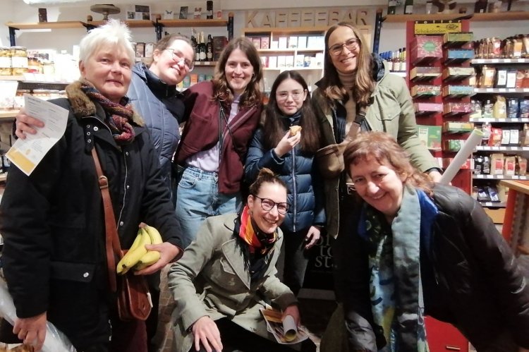 Das Team der Fashion Revolution Ulm/Neu-Ulm 2025 auf Future Fashion Tour im  Weltladen. Foto: Ulmer Weltladen