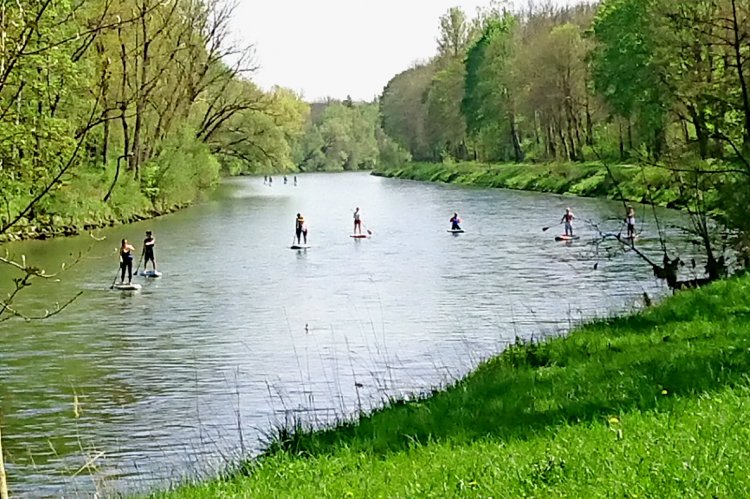 Stand Up Paddler auf der Iller bei Unterkirchberg.  Foto: Petra Schmitz