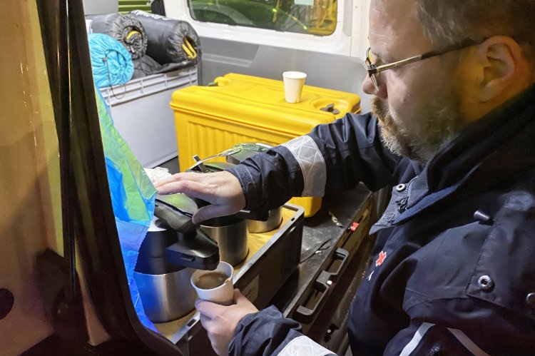 Ralf schenkt am Kältebus frischen Kaffee aus. Foto: Stefan Loeffler