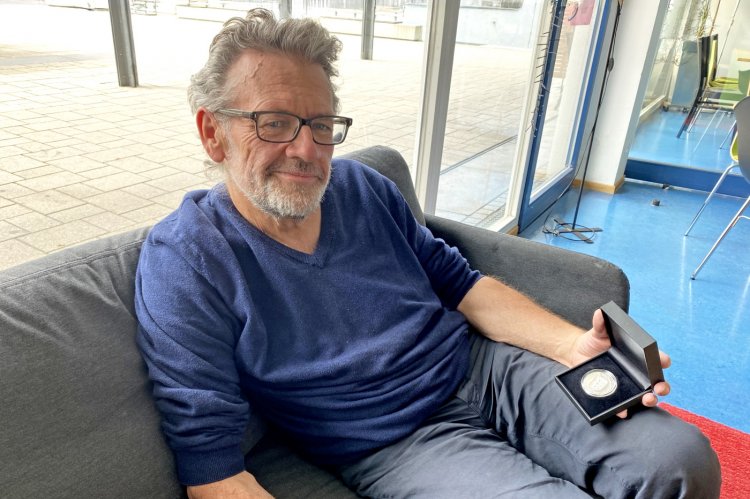 Markus Kienle mit der baden-württembergischen Staufermedaille.