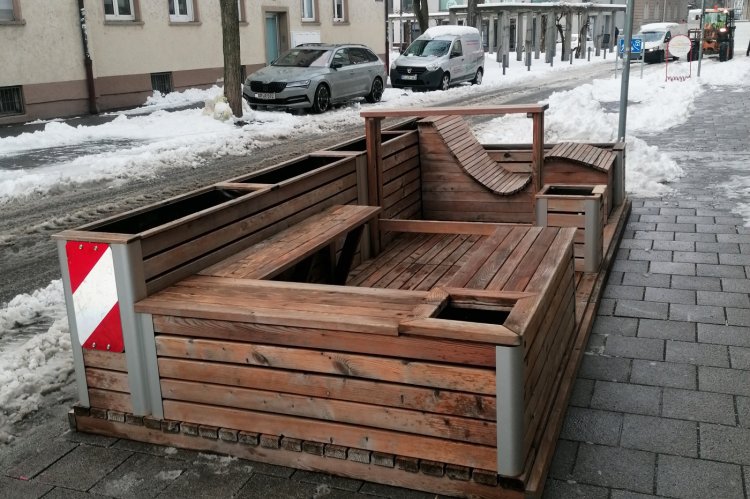 In der Walfischgasse steht nun eine grüne Oase, die in der warmen Jahreszeit zum  Verweilen einlädt. Foto: Petra Schmitz