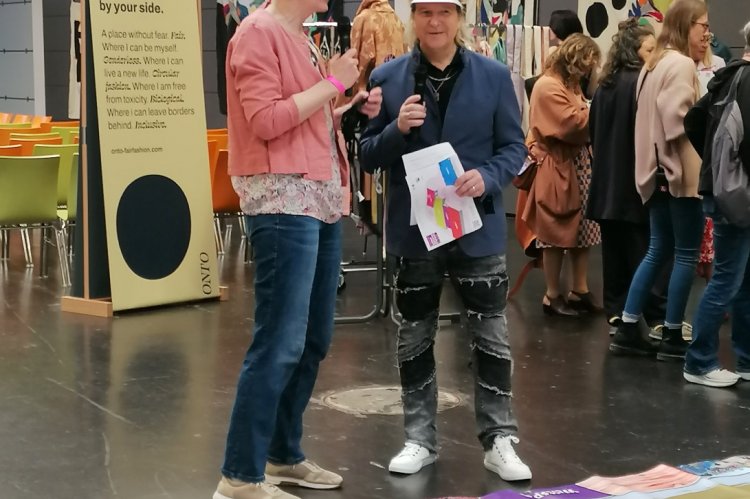 Kirsten Tretter vom Ulmer Weltladen mit Moderator Nik Herb im Gespräch über das Weltspiel zu fairem Handel. Foto: Petra Schmitz