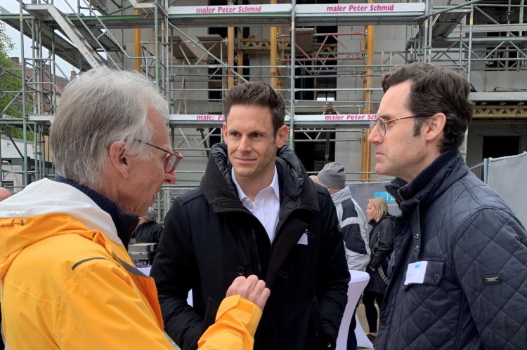 Richtfest auf dem Leplat-Areal in Neu-Ulm. Die Kooperationspartner von links nach rechts: Dr. Wilfried Clauß (Vorstand Donau-Energie), Constantin Zieher (Geschäftsführer FIDES) und Fabian König (Geschäftsführer Bayernheim). Foto: Pitt Hartung