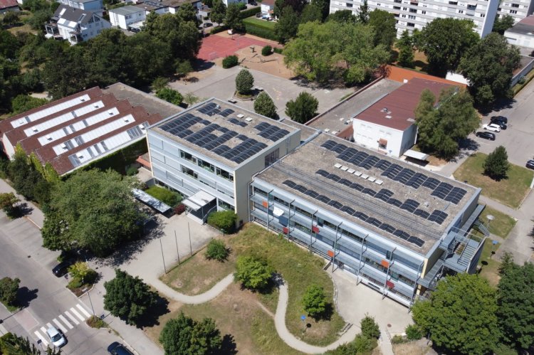 Die Anlage auf der Erich-Kästner-Schule in Neu-Ulm ging im August 2025 in Betrieb und liefert ca. 90.000 kWh Strom pro Jahr. Foto: Michael Osswald