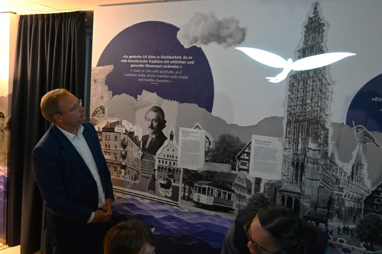 OB Martin Ansbacher beobachtet in der Ausstellung „ulm stories“ den Flugversuch von Albrecht Ludwig Berblinger, dem Schneider von Ulm.  Foto: Stefan Loeffler  