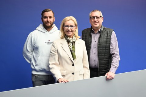Setzen sich für Nachhaltigkeit auf dem Campus der Hochschule Neu-Ulm ein. Die  Vizepräsidentin Prof. Dr. Julia Kormann, Klimaschutzmanager Matthias Wimmer  (links) und Jürgen Lentschig, Leiter Gebäudemanagement. Foto: Stefan Loeffler  