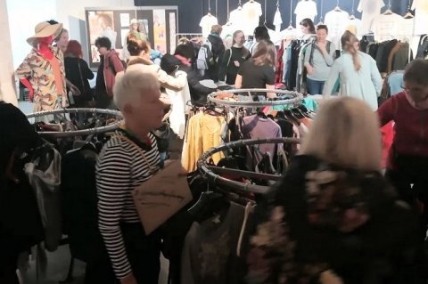 Eine Kleidertauschaktion wie hier im m25 bietet die Möglichkeit, gebrauchten Kleidungsstücken eine zweite Chance zu geben. Foto: Petra Schmitz