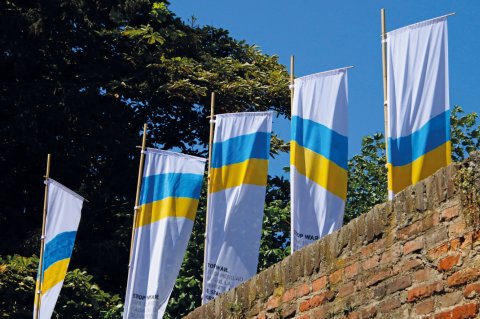 Aufgrund des Krieges in der Ukraine waren im Jahr 2022 die Donaufest-Fahnen mit den ukrainischen Farben und einem Aufruf für Frieden gestaltet. © Donaubüro Werner Konrad
