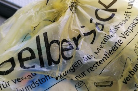 Der Gelbe Sack steht für das Verwerten von Verpackungsmüll. Doch was steckt eigentlich hinter dem Recycling-Gedanken? Das erklärt Axel Korn von der Umweltgewerkschaft Ulm in seinem Gastbeitrag. Foto: P. Schmitz