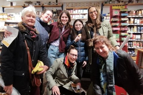 Das Team der Fashion Revolution Ulm/Neu-Ulm 2025 auf Future Fashion Tour im  Weltladen. Foto: Ulmer Weltladen