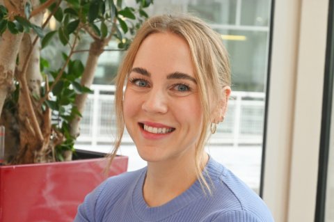 Die 33-jährige Julia Schlumberger wurde für ihren Mut, konsequent zu handeln,  mit dem Ulmer Preis für Zivilcourage 2025 geehrt. Foto: Stefan Loeffler