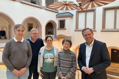 Das Foto zeigt v.l.n.r.: Jochen Klein (Reviermeister Stadtmitte), Christian Giers  (Abteilungsleiter Grünflächen), Simone Schmid (Reviermeisterin Stadtmitte),  Gudrun Gaber, Oberbürgermeister Martin Ansbacher.