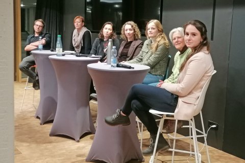 Die Podiumsteilnehmenden waren sich einig, dass gemeinschaftliche Wohnprojekte  einen Beitrag zu einer nachhaltigen Stadtentwicklung leisten können. Foto: Petra Schmitz