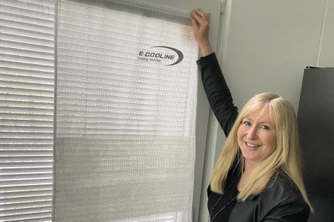 Gabriele Renner zeigt mit einem klimafreundlichen Kühlvorhang das neueste Produkt der Ulmer Pervormance International GmbH. Foto: Stefan Loeffler